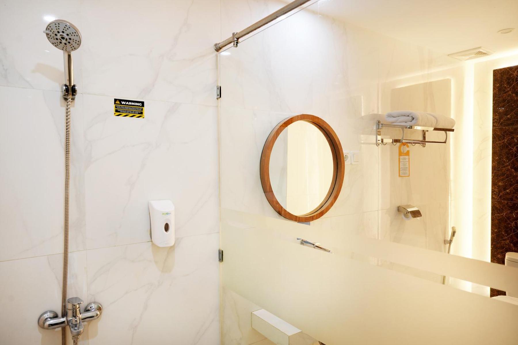 Front One Hotel Sragen エクステリア 写真