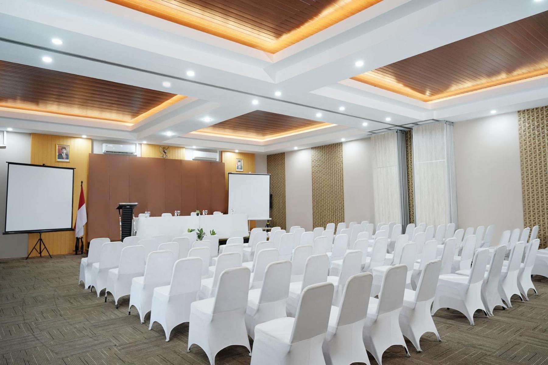 Front One Hotel Sragen エクステリア 写真