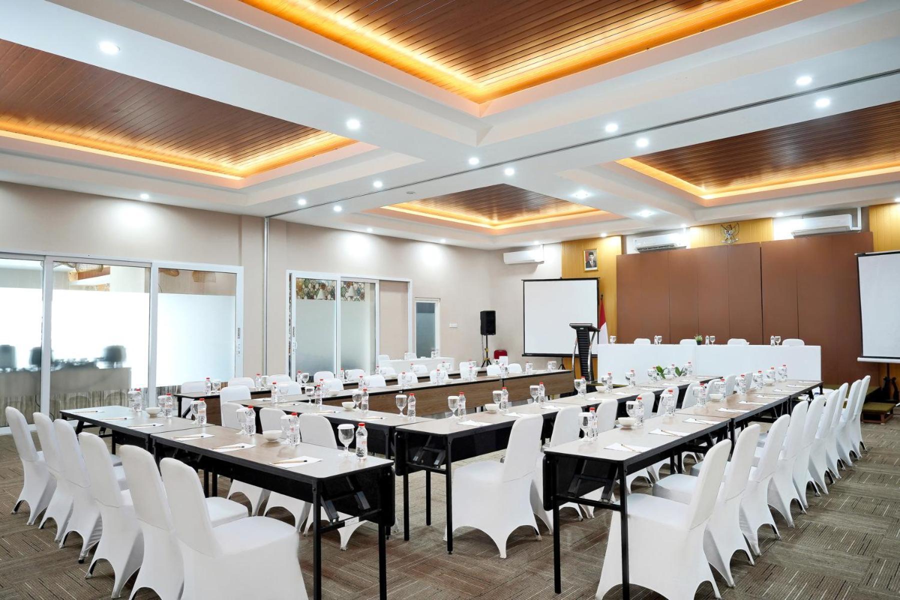 Front One Hotel Sragen エクステリア 写真