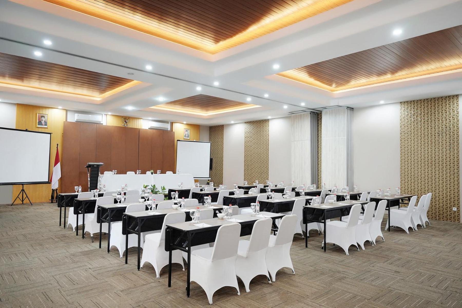 Front One Hotel Sragen エクステリア 写真