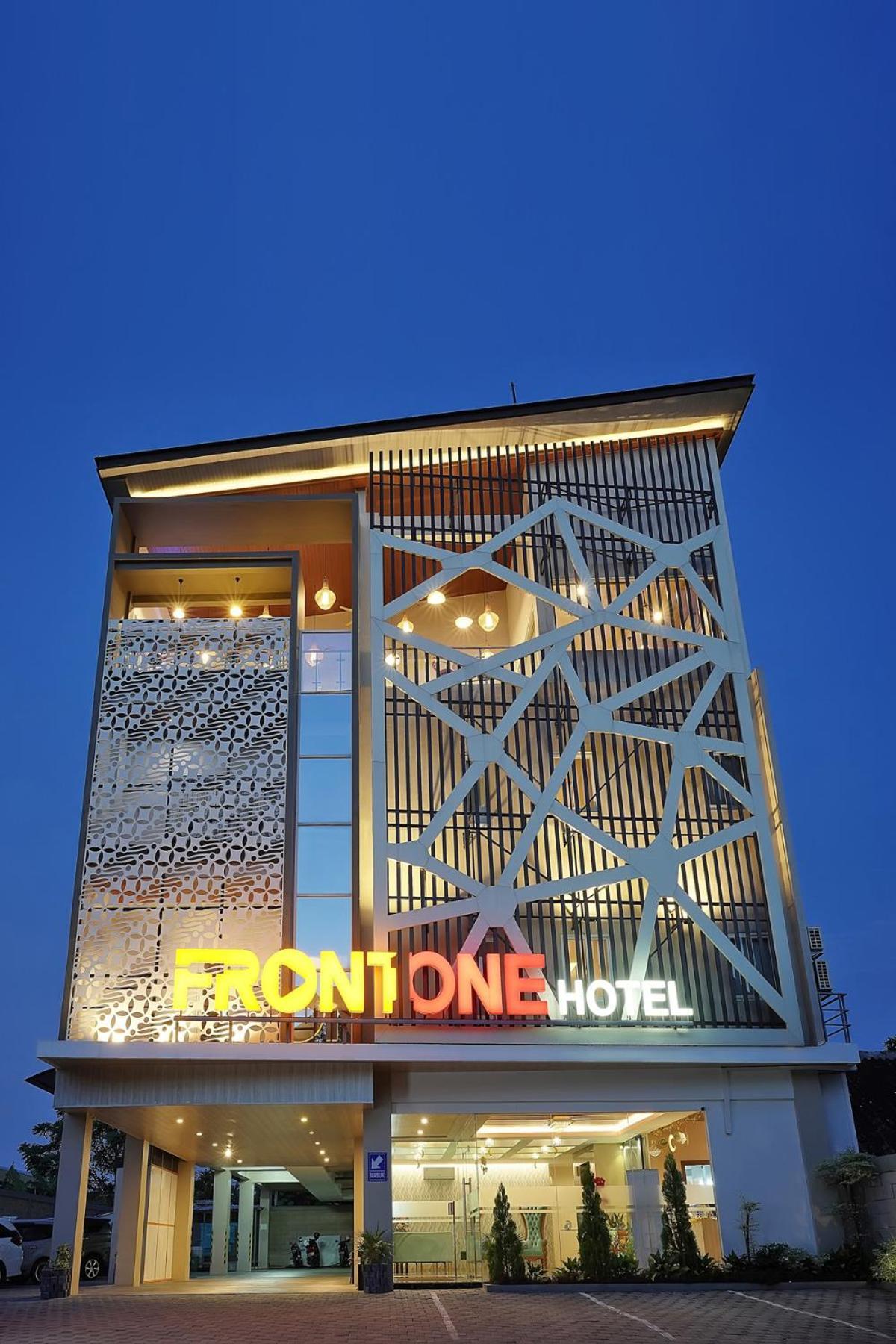 Front One Hotel Sragen エクステリア 写真