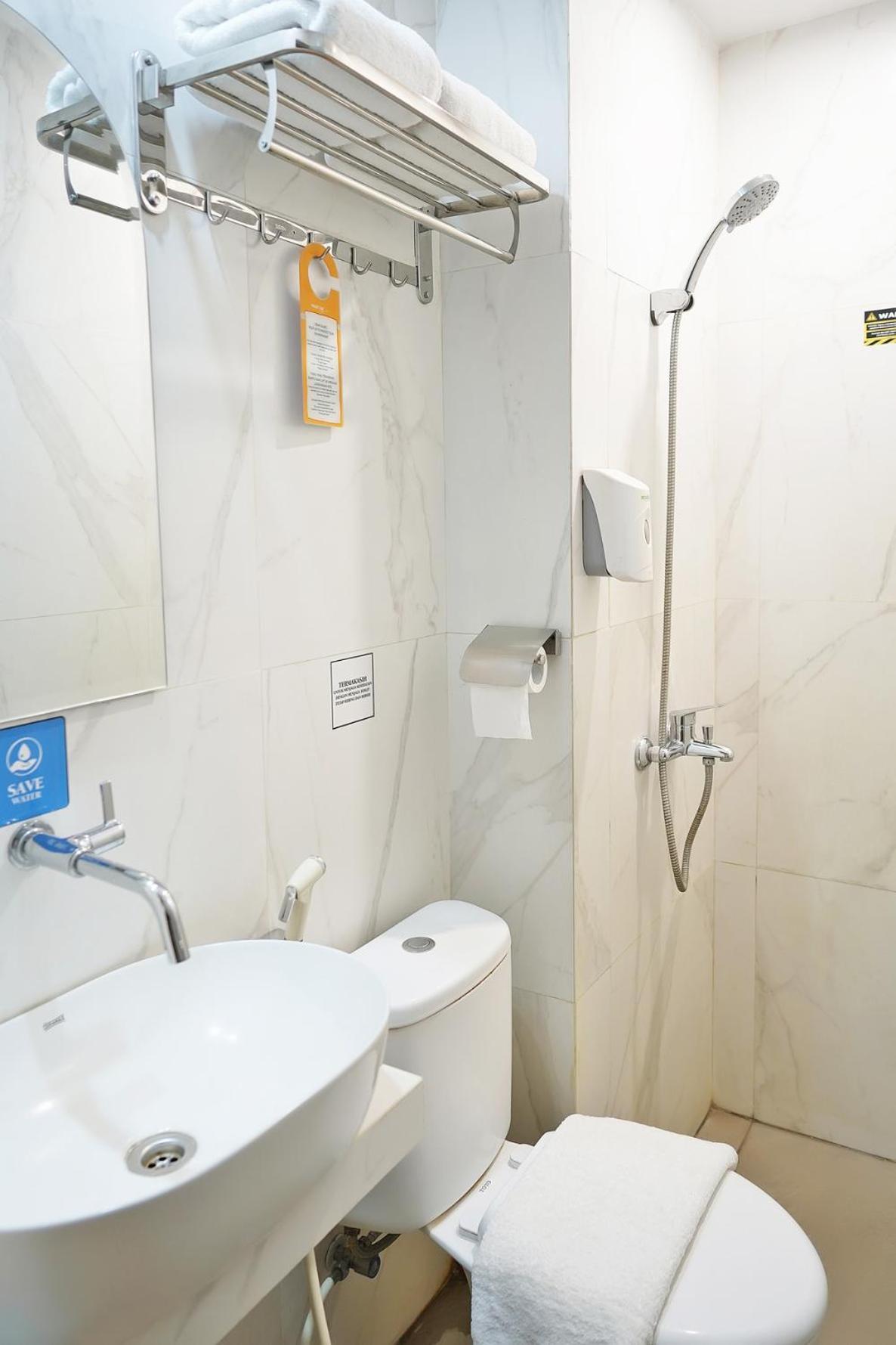Front One Hotel Sragen エクステリア 写真